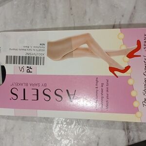 139. NEW IN PACKAGE Assets by Sara Blakely Pantyhose